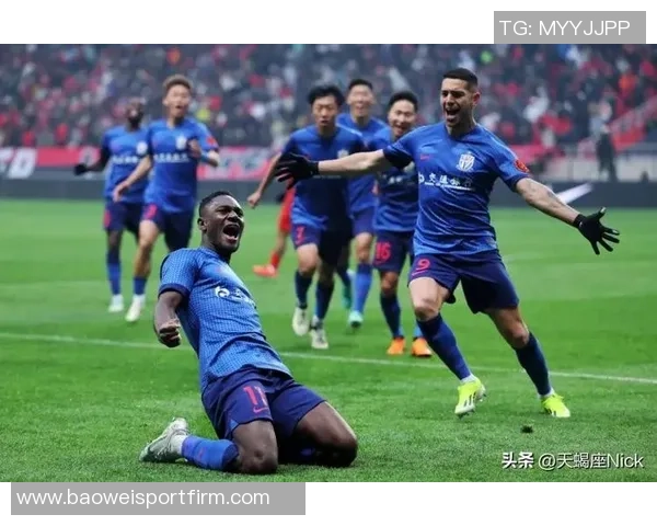 上海市足协热烈祝贺海港队在上海足球史上创造辉煌成就的壮丽篇章