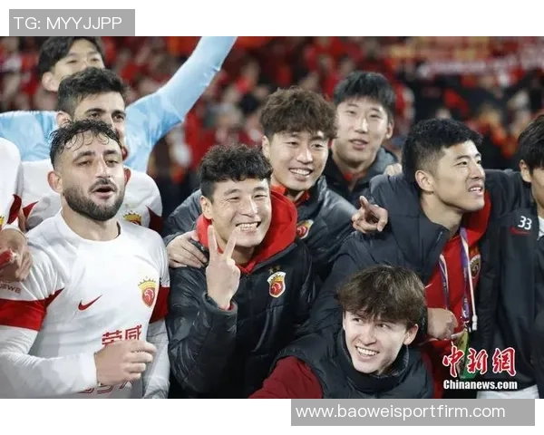 上海市足协热烈祝贺海港队在上海足球史上创造辉煌成就的壮丽篇章